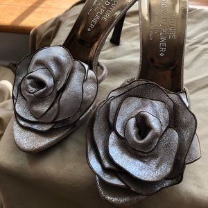 Donald Pliner Couture Metallic Suede sandals with Flower Size 7.5